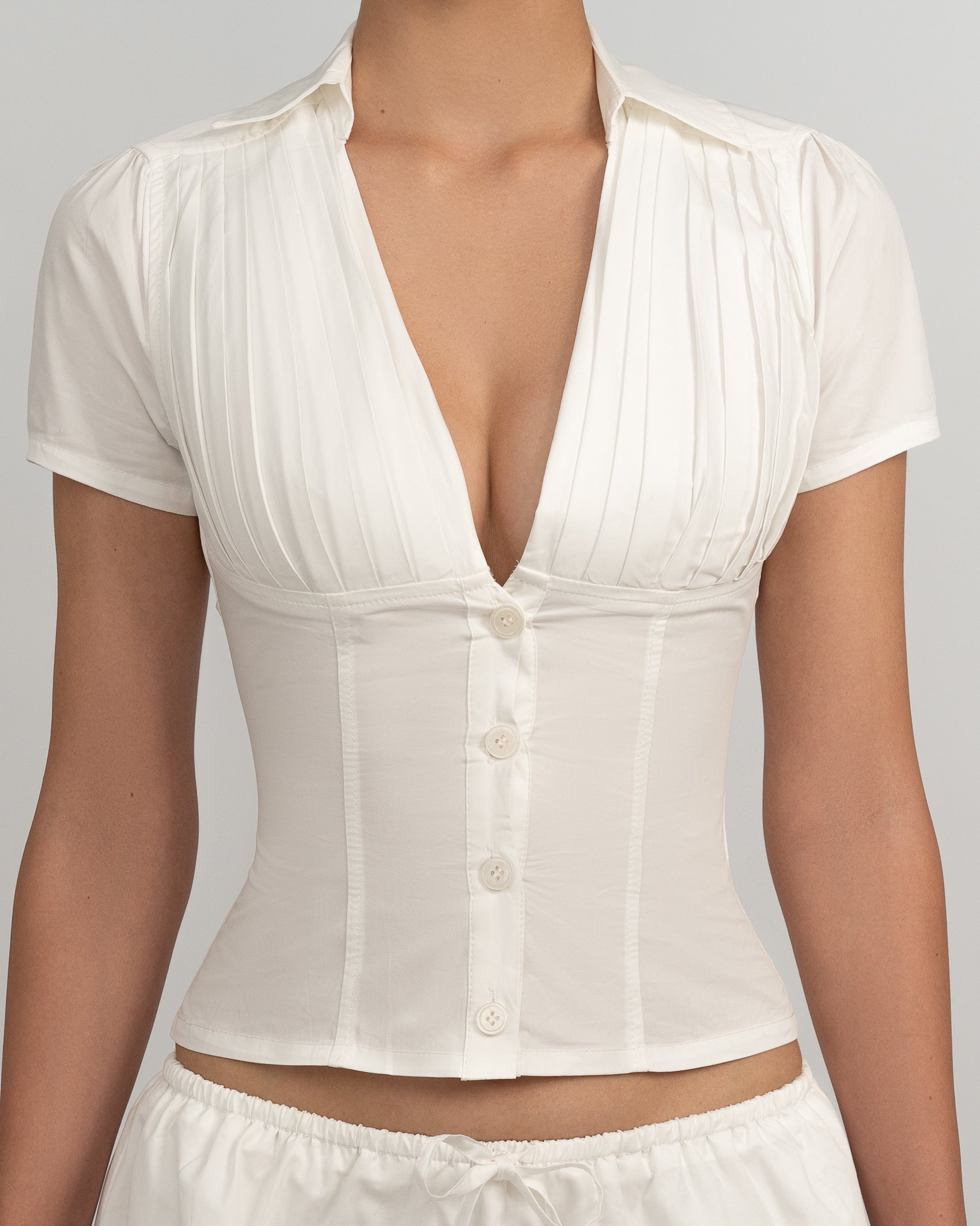 Damen Baumwolltop weiß mit V-Ausschnitt und Knopfleiste