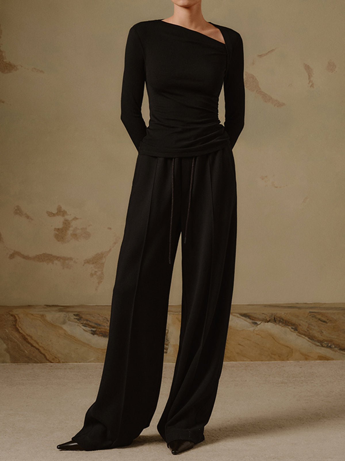 Damen schwarzes geripptes Langarm-Shirt mit asymmetrischem Ausschnitt